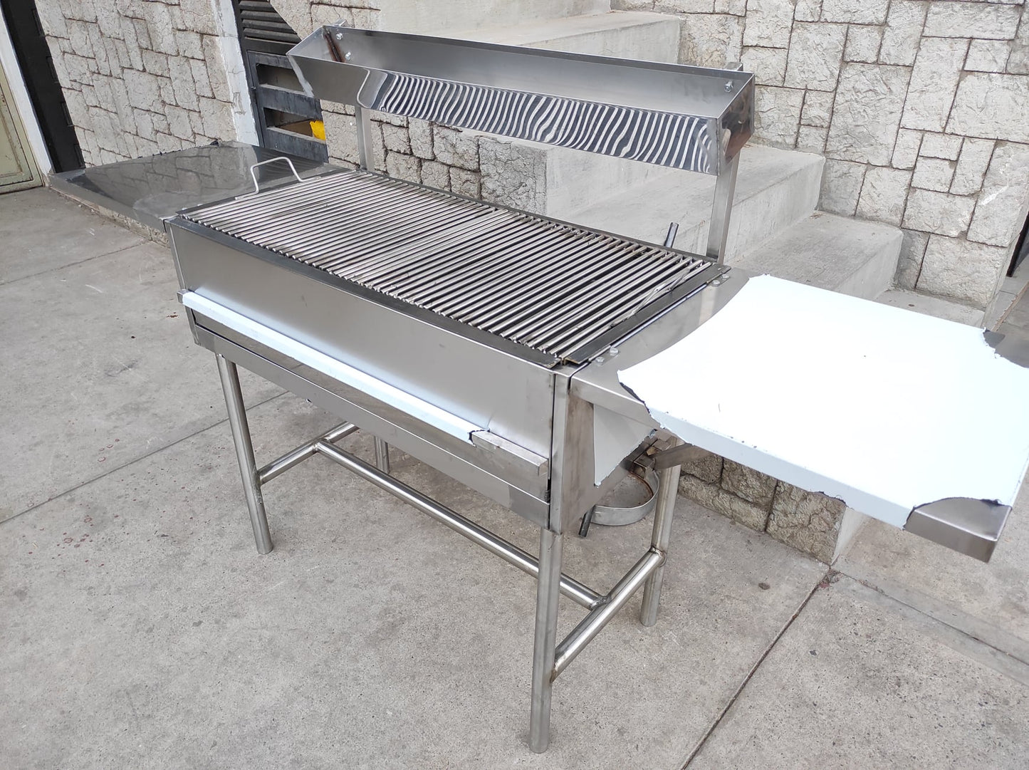 ASADOR CON MESAS