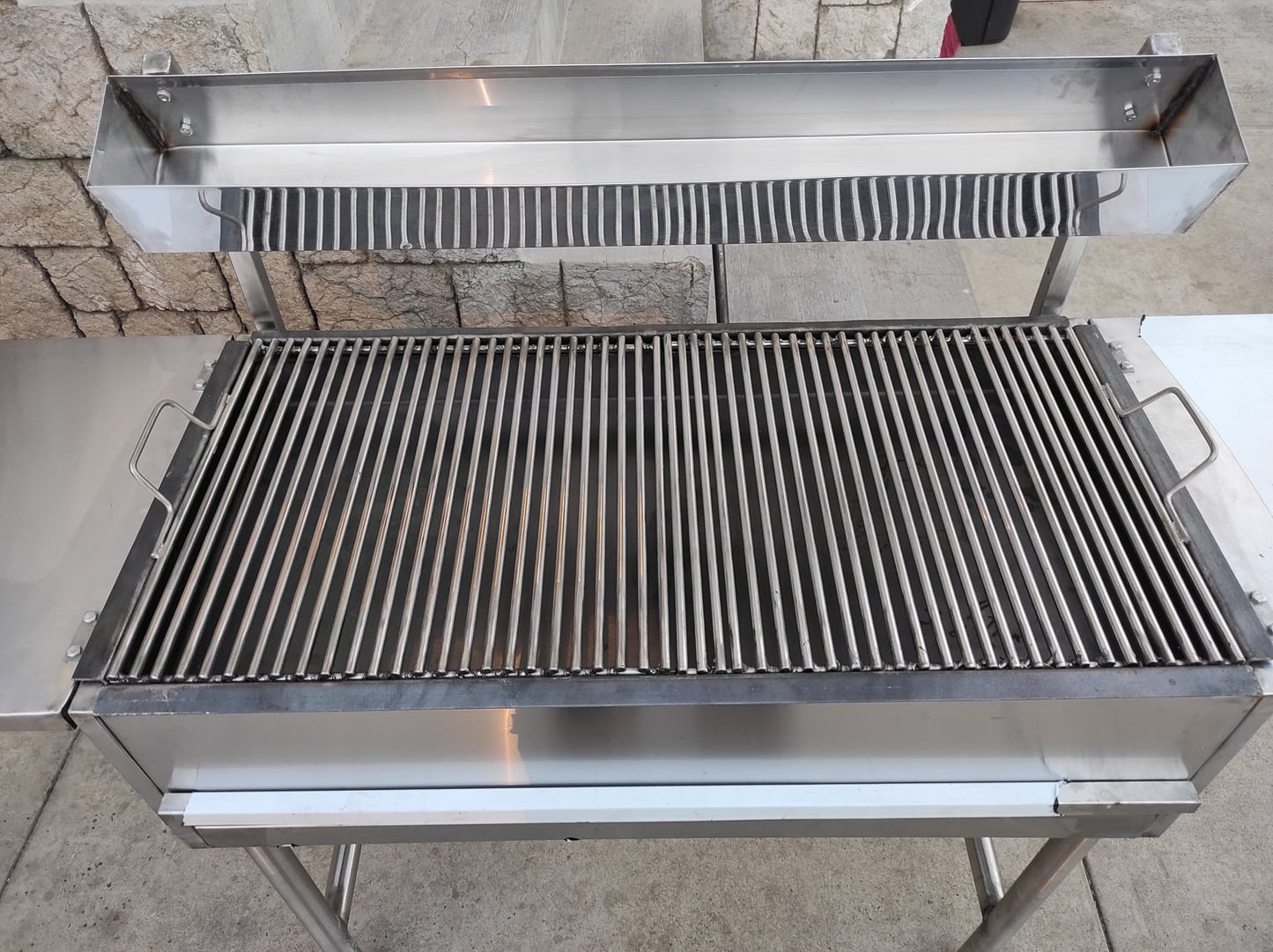 ASADOR CON MESAS