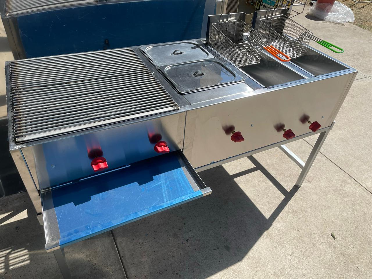 ASADOR MULTIPLE CON BAÑO MARIA Y FREIDORAS JUMBO