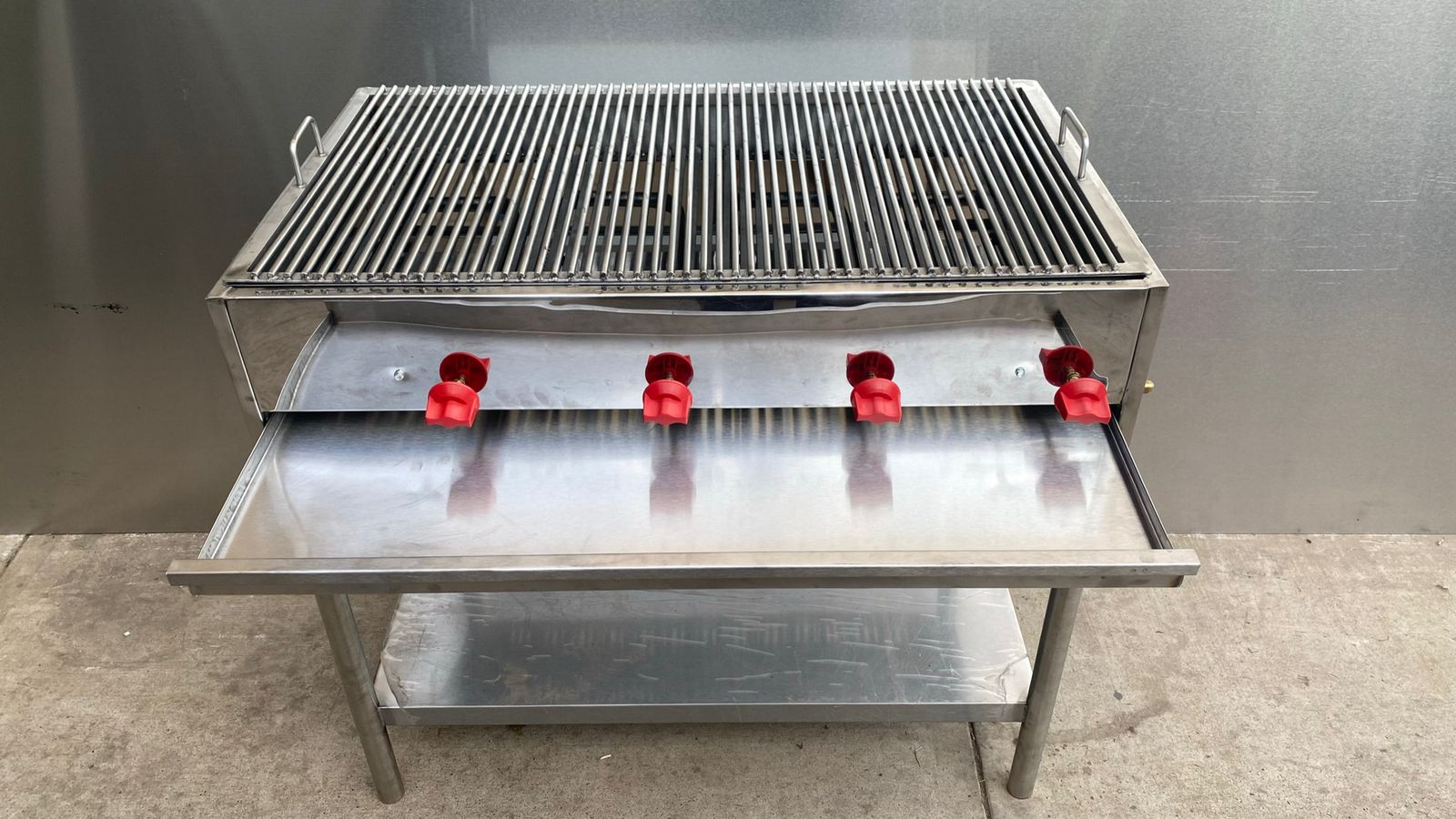 ASADOR PIEDRA VOLCANICA 4 QUEMADORES